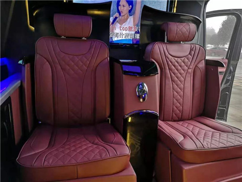 下一個5秒鐘，展現百變大師的奇跡，奢華的酒吧臺，瞬間轉換為舒適豪華的座椅，與后排的主人娓娓傾訴情話與暢談人生過往。