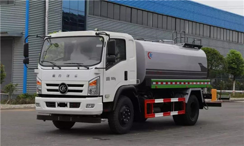 程力智造的程力威牌底盤及整車，其中的一體化抑塵車和園林綠化噴灑高壓消防多功能水車特別受到市場青睞。