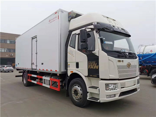 解放J6L高頂雙臥（領航版）7.5米冷藏車圖片參數介紹