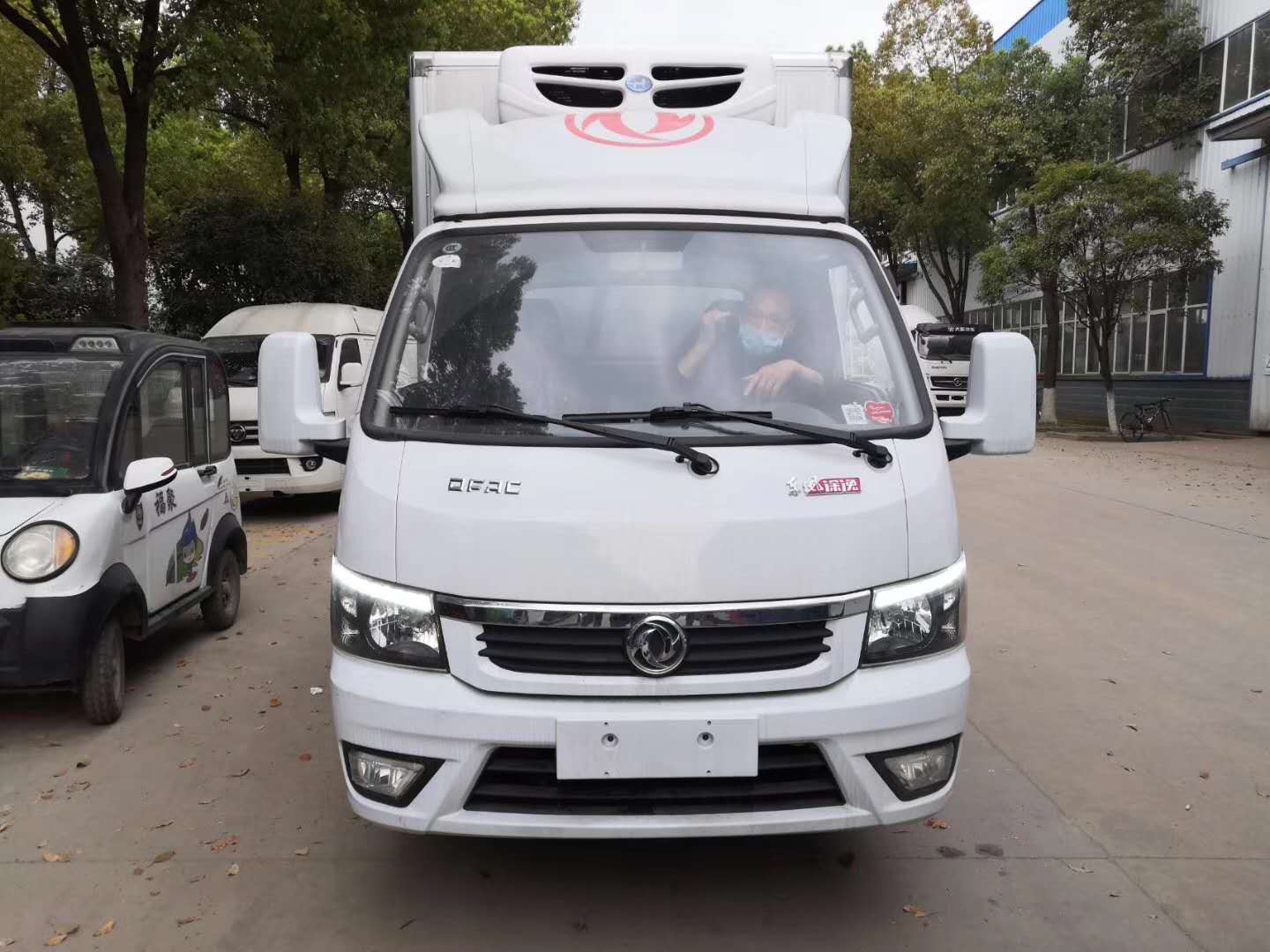 國(guó)六東風(fēng)途逸汽油冷藏車(chē)?yán)峡蛻?hù)又自提一臺(tái)