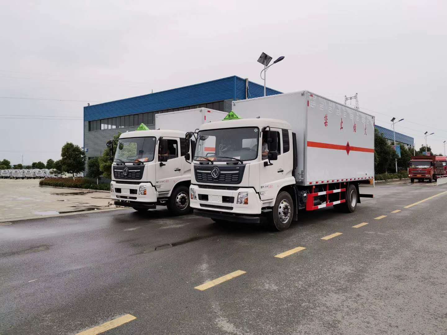 國(guó)六東風(fēng)天錦易燃?xì)怏w廂式運(yùn)輸車(chē)發(fā)往深圳