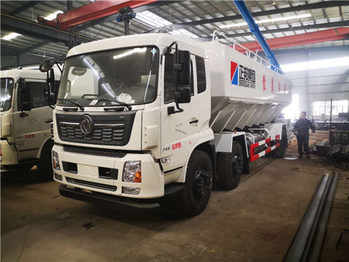 東風天錦小三軸30方飼料車發往云南昆明