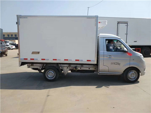 國(guó)六金杯汽油冷藏車(chē)