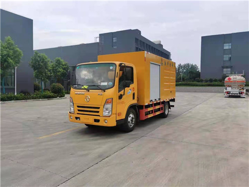 國(guó)六大運(yùn)樹枝粉碎車是集園林樹枝粉碎、修剪、與運(yùn)輸為一體的 高空作業(yè)車