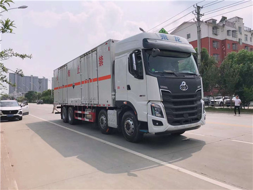 東風(fēng)柳汽四軸9.4米危貨廂式車環(huán)保燃油齊全，可出2類氣瓶、氣體、腐蝕、雜項(xiàng)等合格證，正常辦理營運(yùn)證