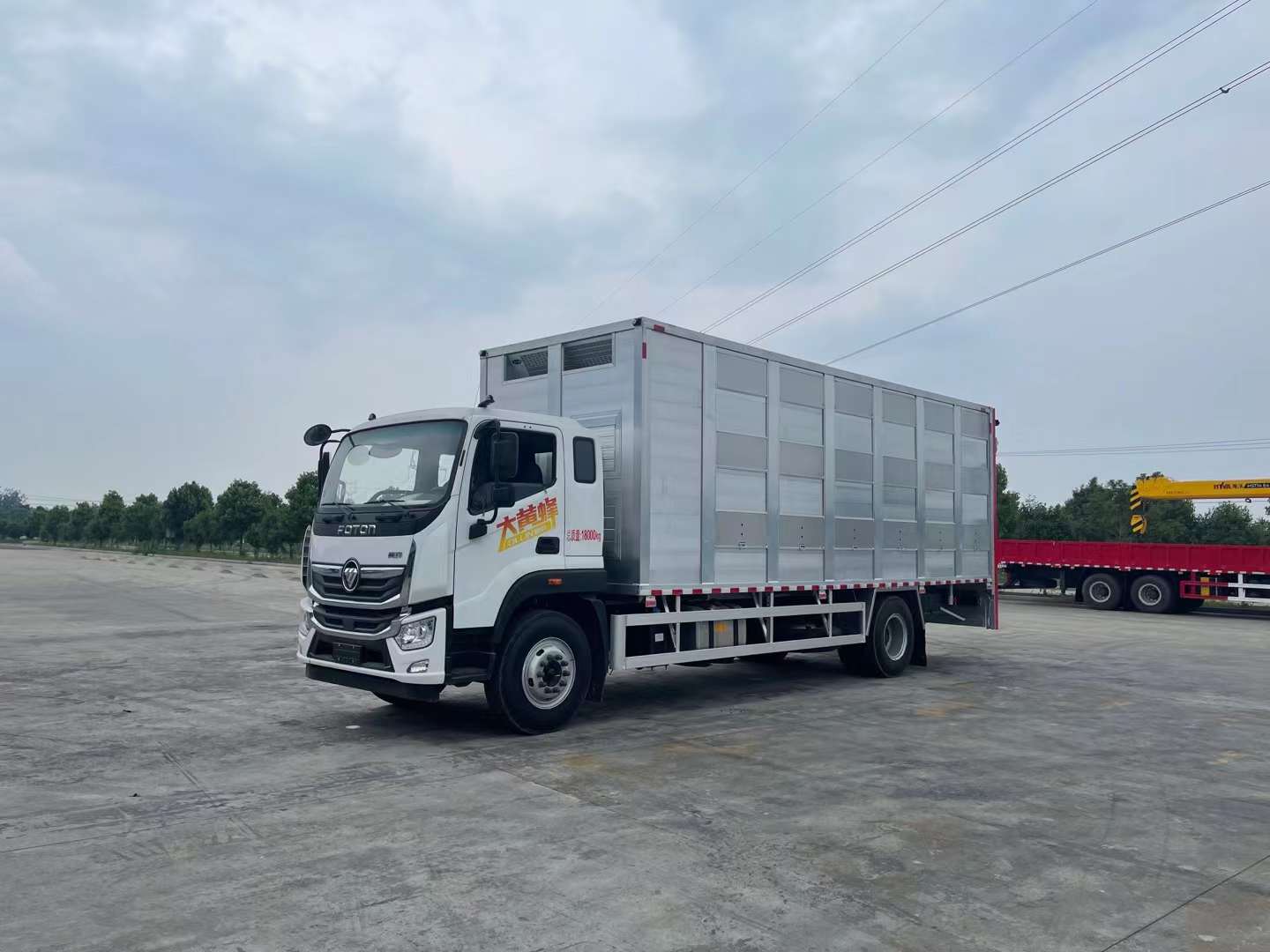 福田奧鈴單橋畜禽運輸車，7.7米鋁合金運豬車