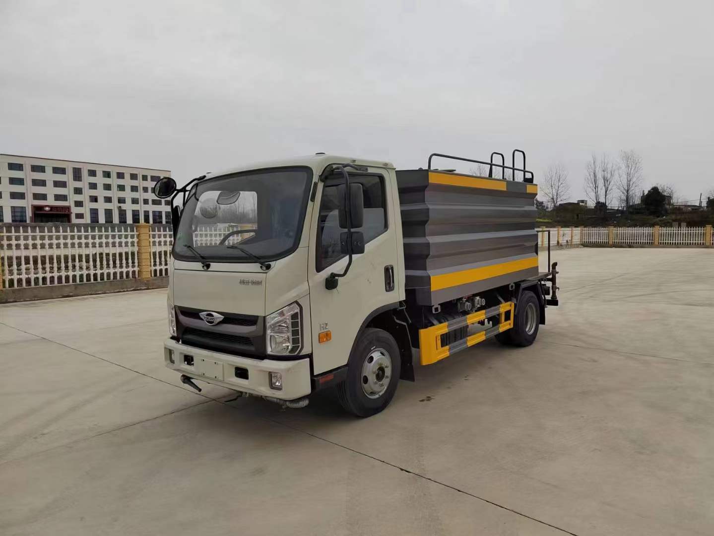 7.4噸藍牌灑水車！福田領航H2藍牌灑水車