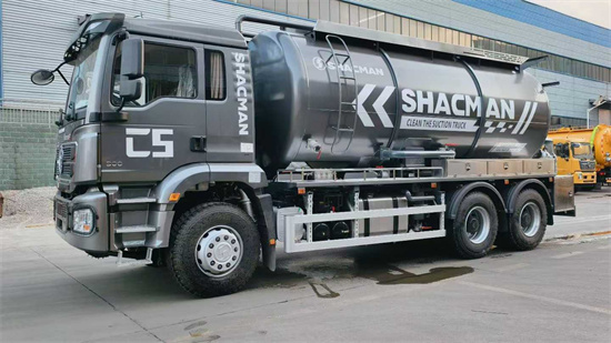 陜汽后八輪出口型吸污車專為海外環衛工程、市政管網清淤、工業園區污水清運等場景量身打造