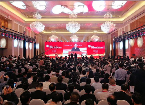 本報訊（通訊員丹陽報道） 作為中國民營經濟領域最權威的榜單，一年一度的“民營企業(yè)500強”榜單發(fā)布無疑受到廣大企業(yè)的關注。8月22日，全國工商聯在青海西寧發(fā)布了“2019年中國民營企業(yè)500強”、“2019中國民營企業(yè)制造業(yè)500強”、“2019中國民營企業(yè)服務業(yè)100強”榜單和分析報告。 這次峰會于8月22日至8月24日，在青海省省會城市西寧隆重舉辦。峰會以“不忘創(chuàng)業(yè)初心堅定報國之志”為主題，由全國工商聯、青海省人民政府共同主辦，工業(yè)和信息化部、國家市場監(jiān)督管理總局和國務院扶貧辦支持。