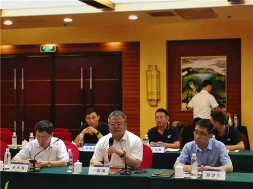  國濤同志（中）在交流會上，對程力公司嘉賓朋友們的到來，表達了熱烈的歡迎和誠摯的問候，一致表示福田作為全球最大的商用車供應商，對程力汽車的發(fā)展與支持將不遺余力，齊心共進共創(chuàng)雙贏。