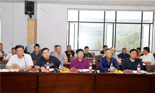 會議上，程力汽車集團董事長程道國（上圖中）、總經理程阿羅（上圖左二），黨委副書記、常務副總經理程國強（右二），黨委副書記、紀委書記郭傳文（上圖右一）分別作了發言。 集團公司黨委書記何儒安（上圖左一）作宣講與總結。 大家濟濟一堂暢所欲言，回顧建國七十年來，中國人民在共產黨的領導下，祖國建設發生的翻天覆地巨大變化及嶄新面貌，特別是見證了新時代中國特色社會主義建設所取得舉世矚目的偉大成就。