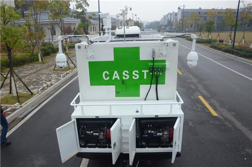 視頻監(jiān)控系統(tǒng)，由3臺(tái)專業(yè)級(jí)高清網(wǎng)絡(luò)攝像機(jī)、1臺(tái)云臺(tái)攝像機(jī)、硬盤錄像機(jī)、網(wǎng)絡(luò)交換機(jī)、工業(yè)級(jí)4G無線網(wǎng)橋等單元組成，可遠(yuǎn)程控制實(shí)時(shí)錄制、存儲(chǔ)備份、遠(yuǎn)程調(diào)閱視頻資料。整車視頻監(jiān)控系統(tǒng)啟動(dòng)后，可在無人值守狀態(tài)下對拖車平臺(tái)周邊實(shí)施全天候無死角監(jiān)控。