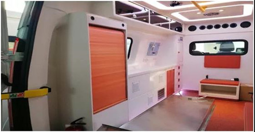 泰格紅嵌入式警燈設計，內飾采用ABS復合材料或模具形成工藝，表面光潔、抗菌、硬度高、阻燃環保。防滑、耐磨可醫用清洗地板。原車供電系統、外接電源系統、交流電路防護系統，可供不同電壓不間斷供電。1000W正弦波逆變電系統。微電路集中控制系統、駕駛艙緊急啟動系統、集成開關控制、液晶顯示設備狀態。品牌警燈，LED爆閃燈、艙內醫療專用LED燈、后射燈、車廂左右側照明燈、雙向換氣扇、嵌入式紫外線消毒燈，定時殺菌。供氧系統10升氧氣瓶2只及專用減震卡箍，氧氣減壓閥，濕化瓶、隱藏式氧氣管道，國標氧氣端口。醫療艙配備反向折