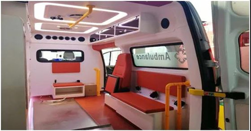 泰格紅嵌入式警燈設計，內飾采用ABS復合材料或模具形成工藝，表面光潔、抗菌、硬度高、阻燃環保。防滑、耐磨可醫用清洗地板。原車供電系統、外接電源系統、交流電路防護系統，可供不同電壓不間斷供電。1000W正弦波逆變電系統。微電路集中控制系統、駕駛艙緊急啟動系統、集成開關控制、液晶顯示設備狀態。品牌警燈，LED爆閃燈、艙內醫療專用LED燈、后射燈、車廂左右側照明燈、雙向換氣扇、嵌入式紫外線消毒燈，定時殺菌。供氧系統10升氧氣瓶2只及專用減震卡箍，氧氣減壓閥，濕化瓶、隱藏式氧氣管道，國標氧氣端口。醫療艙配備反向折