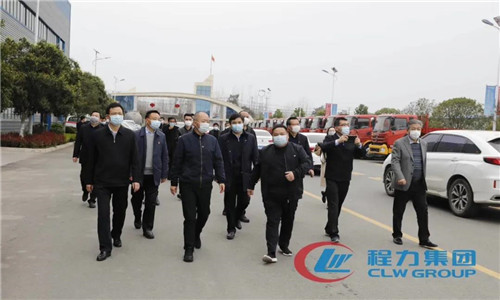 程力汽車集團總經理程阿羅（右三）陪同來訪視察組領導參觀程力汽車產業園和生產車間。