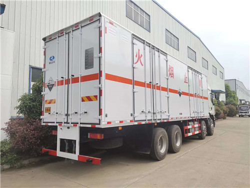 東風柳汽四軸腐蝕性廂式車 (2).jpg