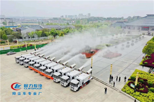 程力集團彰顯大企風(fēng)范，八天交付45臺東風(fēng)天錦抑塵車出口阿聯(lián)酋！