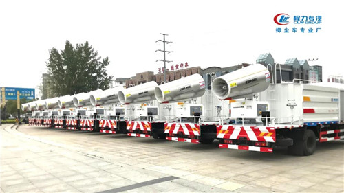 程力集團作為中國最大的專用車生產(chǎn)之都，我們也是守護美麗家園的“專汽人”。面對疫情臨危不懼，阿聯(lián)酋果斷的從中國程力集團采購一批抑塵車用于防疫消毒，在接到定單后，程力抑塵車專業(yè)廠日夜不息，八天完成阿聯(lián)酋45臺東風(fēng)天錦100米抑塵車出口交付。湖北隨州程力集團用行動把制造的專用車的能力推向世界。