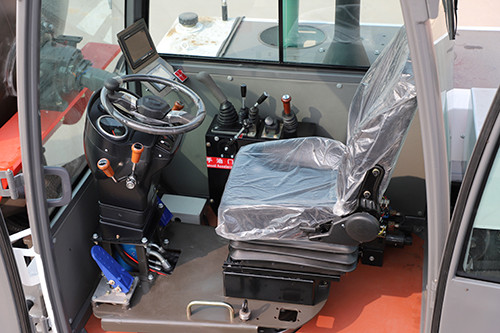 空調，在炎熱的夏天，司機在駕駛室里可以更涼爽，給司機創造一個更舒適的操作環境。