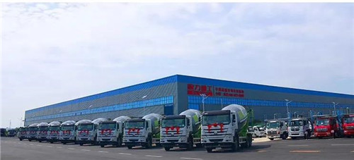 程力高端攪拌車廠用戶排隊訂車供不應求。