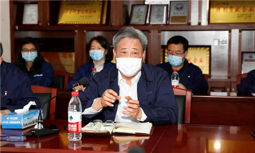 程力汽車集團黨委書記何儒安，向市稅務局第一稽查局的相關領導匯報了2019年度以及疫情期間的黨務工作。