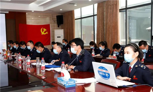 隨州市稅務局第一稽查局的領導及工作人員，向程力汽車集團介紹了疫情期間國家支持的疫情防控和經濟社會發展的稅收政策并進行宣講。