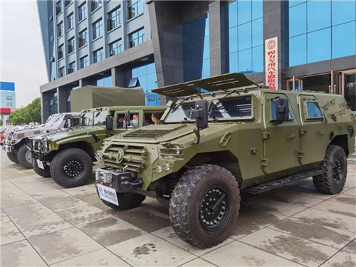 據悉，東風越野車有限公司本次推薦的四款特種民用車輛主流車型，對標悍馬基因，以創民族品牌為己任，以科技創新和5G互聯網智慧生活為切入點，加上北斗導航和人工智能的加持，整車共27項專利技術超越悍馬的參數性能。