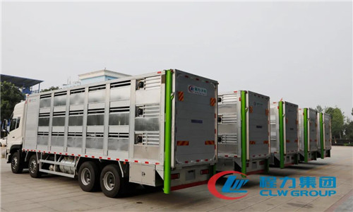 出征的車輛像依依不舍的待嫁新娘，在向親人做離別前的萬般眷念。