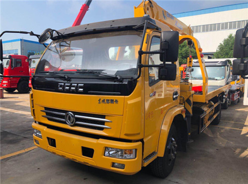 東風多利卡D8黃色帶吊一拖二清障車