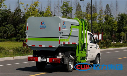  這種小型鄉鎮主流環衛垃圾清運車，底盤離地角高，通過性好，箱體方正有效容積率大，特別適合我國鄉村道路作業，在廣大鄉鎮及農村市場非常受歡迎。