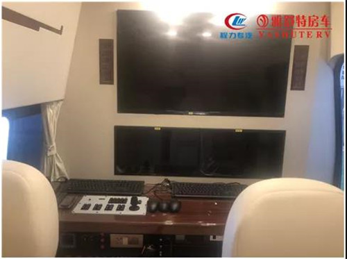 顯示器：機柜上部為顯示器墻面，安裝有32寸監視器1臺， 20寸監視器2臺，室內監聽音響 2 個。