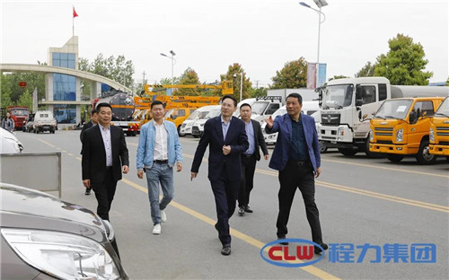 比亞迪副總裁王杰（右二），在程力汽車集團副總、程力新能源汽車制造有限公司總經理倪文濤（右一）、集團公司總經辦服務中心主任張火生（左一）、程力新能源裝備車廠總經理劉輝（左二）、程力汽車公司總經理成向陽（后右一）的陪同下，參觀程力（曾都）汽車工業(yè)園。　　