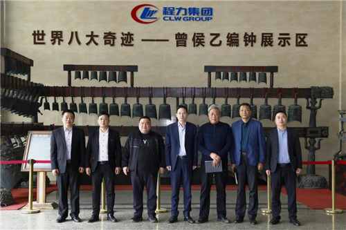 在程力汽車集團總部迎賓大廳，雙方代表觀摩世界八大奇跡編鐘后合影紀念　　