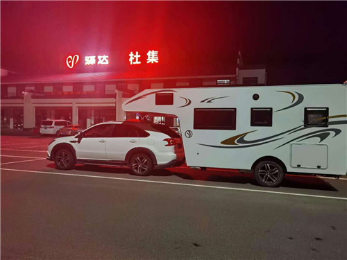 背駝式拖掛房車內飾圖片展示