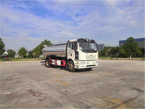 國六解放13噸鮮奶運(yùn)輸車